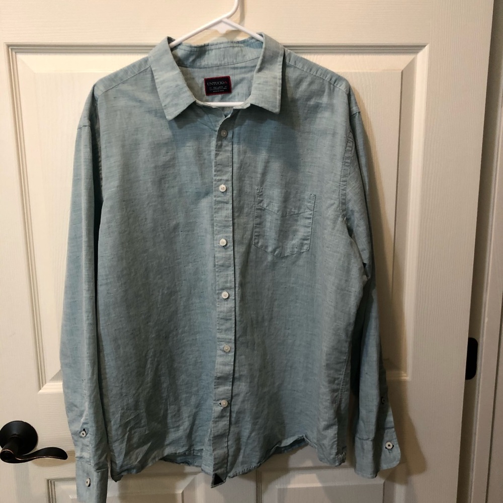 UNTUCKit Men’s light green shirt